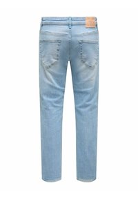 Jeans de denim azul claro con corte recto, con cinco bolsillos, lavado desgastado y una etiqueta de cuero en la cinturilla.