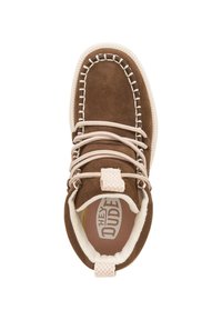 Bota de ante marrón con forro de pelo sintético blanco, cordones beige y costuras en contraste. Cuenta con un collar acolchado y una puntera redondeada.