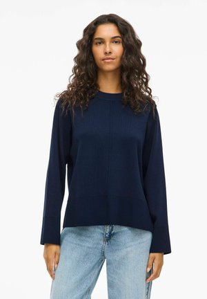 Pull en tricot bleu marine avec un col rond, des manches longues et des accents côtelés ; coupe décontractée avec une finition texturée.