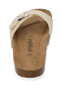 Beige fotbäddssandal med ett enda band, justerbar spänne, mjukt mockainsida, texturerad korksula och yttre sula i vit gummi.