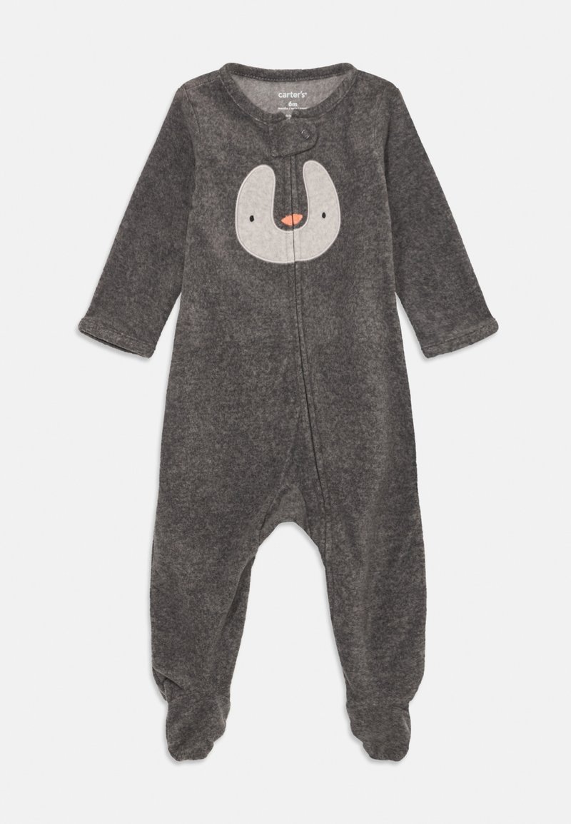 Une combinaison en polaire gris foncé pour bébé avec des pieds, des manches longues, une fermeture éclair sur le devant, et une applique en forme de visage d'animal gris clair sur la poitrine.