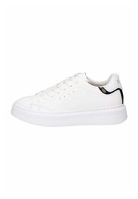 Sneaker bianchi in pelle con una superficie liscia, punta rotonda, chiusura con lacci e suola in gomma bianca leggermente sollevata. Presentano un dettagli metallici sul tallone.