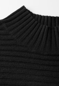 Maglione nero lavorato a maglia con design a collo alto a coste, caratterizzato da strisce orizzontali testurizzate. Tessuto morbido e testurizzato.