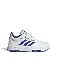 Basket de sport blanche avec des accents bleus, dotée de deux sangles auto-adhésives, d'une tige synthétique texturée et de trois bandes bleues sur le côté.