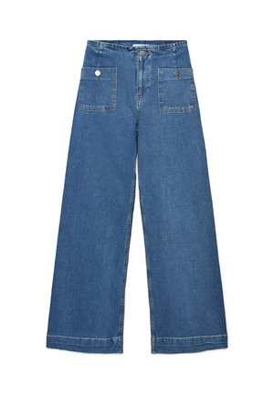 Szerokie niebieskie dżinsy z denimu z dwoma dużymi przednimi kieszeniami naszywanymi, zapinane na guziki, z widocznymi przeszyciami na białym tle.