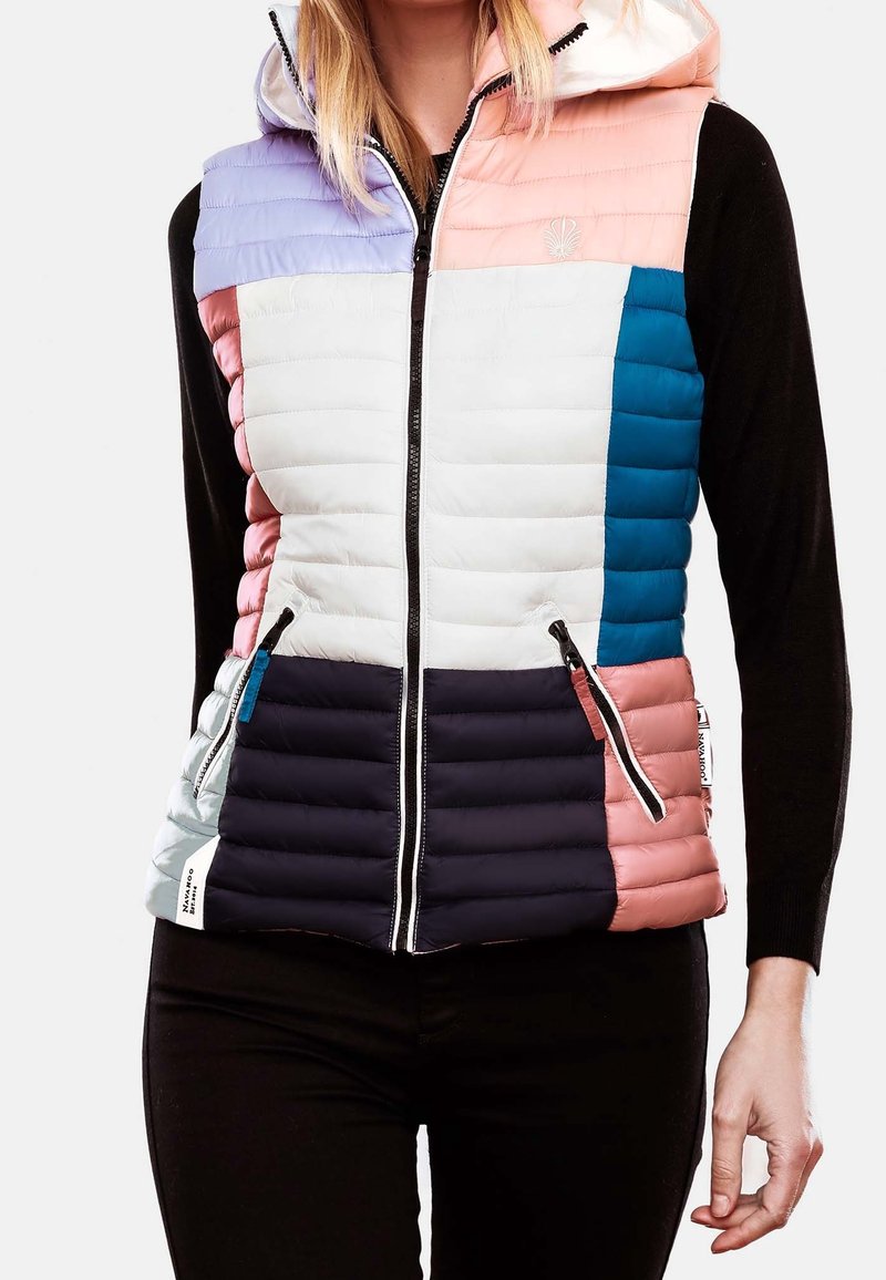 Gepolsterte, farblich unterteilte Weste mit Kapuze; verfügt über pinke, blaue, weiße und marineblaue Abschnitte, einen Reißverschluss vorne und seitliche Taschen. Glatte Stofftextur.
