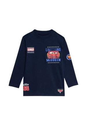 Camiseta de algodón de manga larga en color azul marino con gráficos de Lightning McQueen, parches y acentos de texto en azul, rojo y blanco en la parte delantera y las mangas.