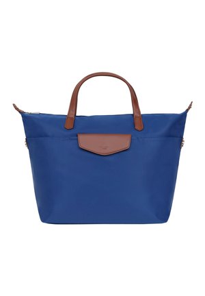 Borsa tote in nylon blu con manici e dettagli in pelle marrone. Presenta una chiusura con zip e un compartimento frontale con un ribattino in pelle marrone.