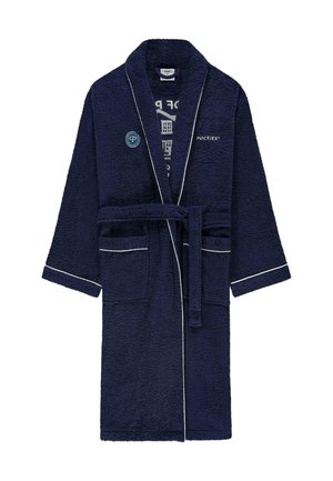Bata de baño de rizo en color azul marino con ribetes blancos, cuello de chal, bolsillos frontales y cintura ajustada. Presenta un logo bordado en el pecho.