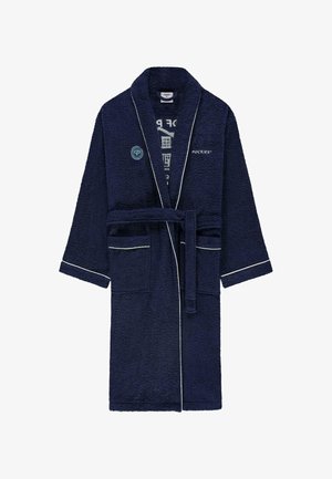 Bata de baño de rizo en color azul marino con ribetes blancos, cuello de chal, bolsillos frontales y cintura ajustada. Presenta un logo bordado en el pecho.