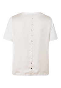 Korte mouwen top met een gladde, lichtbeige achterkant, voorzien van een rij van zes zilveren drukknoopjes in het midden. Voorkant van zachte stof.