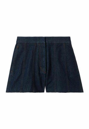 Pantalones cortos de denim azul oscuro con un corte amplio, que presentan costuras visibles y dos bolsillos frontales. La tela tiene una textura suave.
