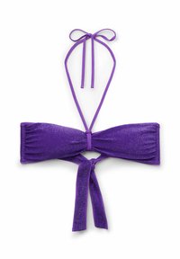 Top de bikini púrpura con un acabado brillante y texturizado. Presenta un diseño tipo bandeau con lazos en el cuello y un detalle de lazo central.