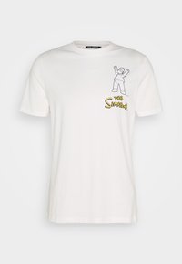 Camiseta de algodón blanca con una figura de dibujos animados levantando los brazos y el texto "Los Simpson" en amarillo, situado en el lado izquierdo del pecho.