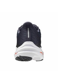 Zapatilla de running para hombre con parte superior de malla transpirable en color marino, detalles reflectantes, mediasuela blanca acolchada y suela de goma negra con diseño de relieve.