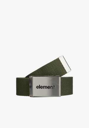 Pasek z oliwkowej tkaniny z prostokątną, srebrną metalową klamrą z wygrawerowanym słowem "element" czarnymi literami.