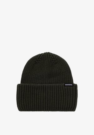 Ciemnozielona wełniana czapka z dzianiny o prążkowanej strukturze. Posiada złożony brzeg i małą czarną metkę z logo po boku.