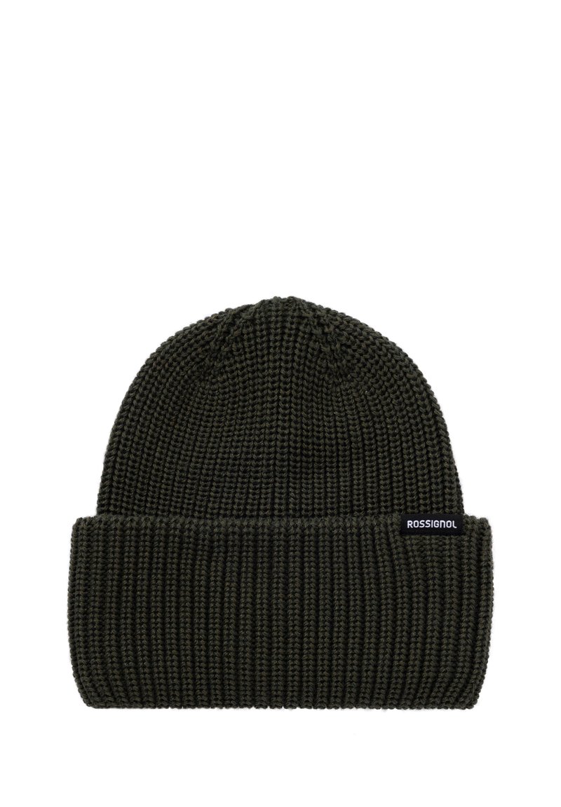 Ciemnozielona wełniana czapka z dzianiny o prążkowanej strukturze. Posiada złożony brzeg i małą czarną metkę z logo po boku.