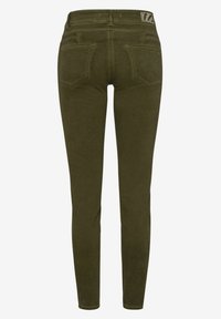 Jeans ajustados en verde oliva, con una textura suave, diseño de cinco bolsillos y detalles de costura sutiles en los bolsillos traseros.