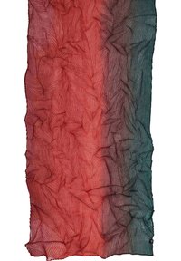 Écharpe transparente avec un design dégradé passant du rouge au vert foncé. Texturée avec des motifs ondulés et réalisée dans un matériau léger et fluide.