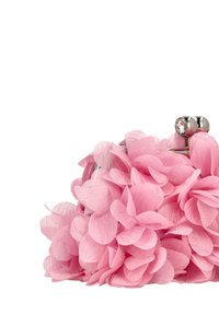 Lyserød floral clutch lavet af tekstureret stof med en sølvfarvet lås med dekorative knapper på toppen. Detaljeret blomsterdesign.