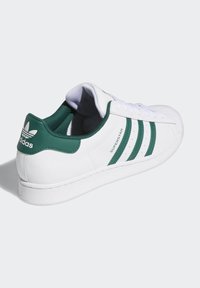 adidas Originals SUPERSTAR - Treniņu apavi - ftwr white/collegiate green/ftwr white