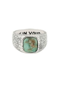 Ezüst gyűrű texturált felülettel, négyzet alakú türkizkővel. Belsejében a "LEGYÉL A SAJÁT" felirat található.