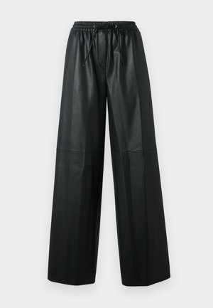 Pantaloni amici in pelle nera con cintura elasticizzata, dettaglio con cordoncino e texture liscia. Presentano dettagli cuciti sul davanti.