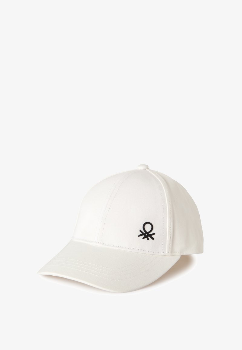Casquette de baseball blanche avec logo noir brodé sur le panneau droit avant, dotée d'une visière courbée et d'un design de panneaux cousus.