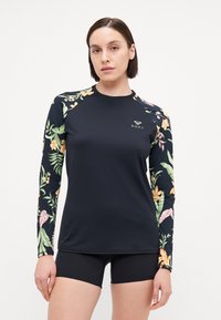 Rash guard s dlhým rukávom s čiernym telom a rukávmi s kvetinovým vzorom v zelenej, žltej a ružovej farbe. Logo Roxy na hrudi.