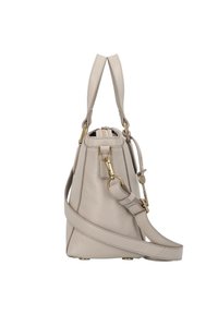 Sac à main en cuir beige clair, présentant une forme structurée, deux poignées supérieures et une bandoulière amovible avec des accents de ferrures dorées.