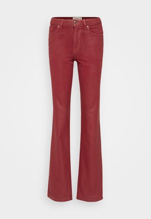 Calças de ganga vermelhas, com boca de sino, apresentando cinco bolsos, um fecho de zip com fecho de botão, e uma textura suave.
