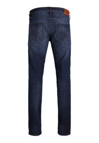 Džíny z denimu v tmavě modré barvě se slim-fit střihem, pěti kapsami a kontrastním prošíváním. Na pase se nachází kožená značka.