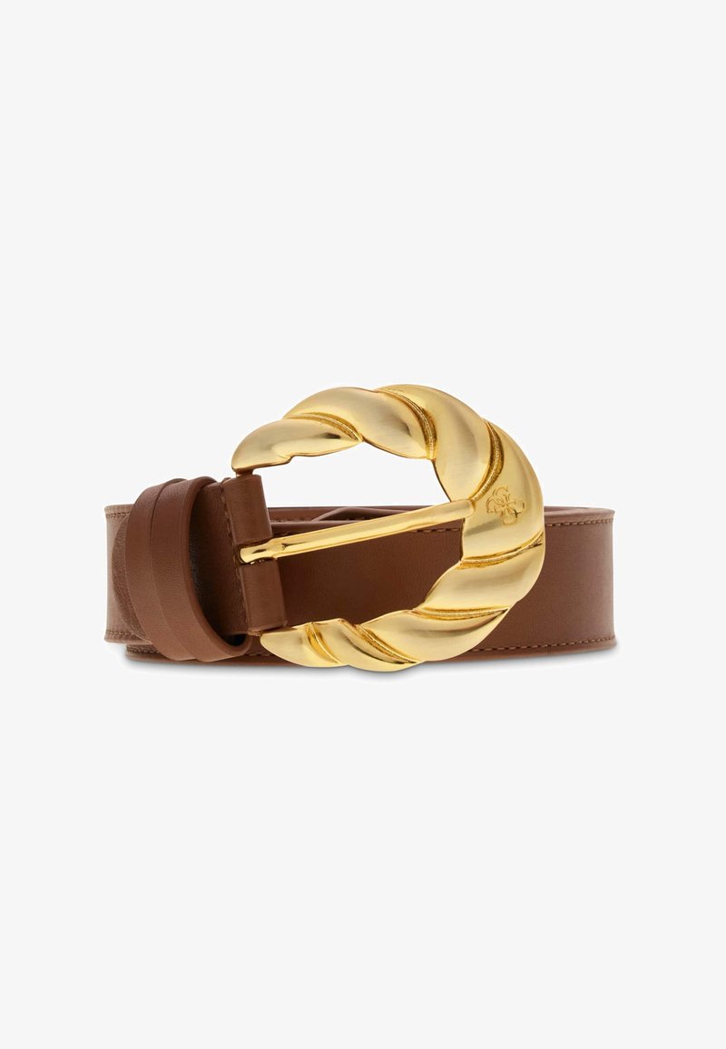 Ceinture en cuir marron avec une grande boucle ovale torsadée dorée et des passants en cuir assortis sur fond blanc.