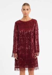 Bordeaux franjekleed gemaakt van sequinstof, met lange mouwen, een ronde halslijn en een rechte snit met een gestructureerd oppervlak.