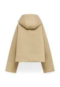 Beżowa kurtka z kapturem, z długimi rękawami, prostym dołem i minimalną widoczną nicią na plecach, prezentowana na białym tle.