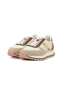 Scarpe atletiche beige e cream con accenti marroni, materiali in suede e rete, lacci tondi e una suola in gomma rosa texturizzata.