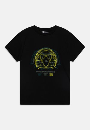T-shirt in cotone nero con un design di arte lineare geometrica in giallo e teal, con il testo "NON SMETTERE MAI DI ESPLORARE" e riferimenti a date.