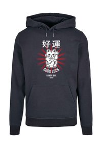 Navyblaue Kapuzenjacke mit einer Fronttasche, einer Kapuze mit Kordelzügen und einem grafischen Motiv eines Glückskatze mit roten Strahlen und dem Text "GOOD LUCK RAMEN BAR TOKYO."