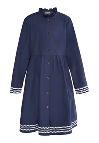 Dunkelblaues Kleid mit langen Ärmeln, Rüschensaum am Kragen, vorderer Knopfverschluss und weißem Zickzackmuster an den Ärmeln und dem Saum. Aus Baumwollmaterial in ausgestelltem Design.