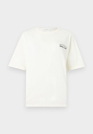 Λευκό κοντομάνικο μπλουζάκι με μικρό μαύρο κείμενο που γράφει "Florence & Traditional BOOK CLUB" στην αριστερή πλευρά του στήθους.