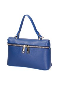 Blauwe leren handtas met een gestructureerde vorm, voorzien van een klapsluiting met rits, een kort handvat en metalen hardwareaccenten.