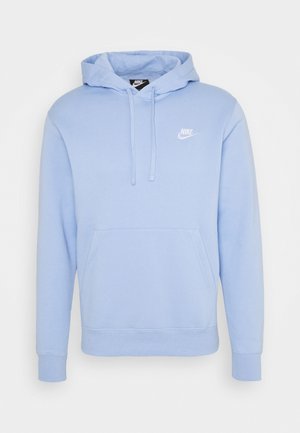 Lichtblauwe Nike hoodie met voorzak, trekkoordkap en wit Nike-logo op de linkerborst.