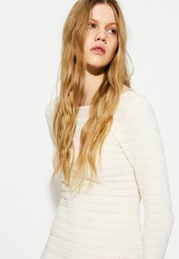 Bershka TEXTURED - Dnevna haljina - beige