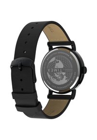 Reloj de pulsera de cuero negro con una caja redonda de acero inoxidable plateado. Presenta un fondo de cristal con un patrón de mapa mundial y la marca Timex.