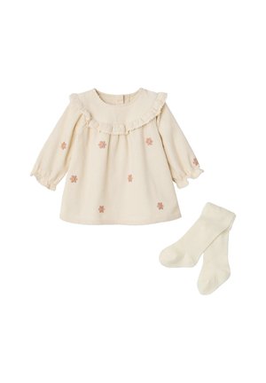 Cremefarbenes Baby-Kleid mit langen Ärmeln, einem Rüschenkragen und rosa Blumenstickerei, kombiniert mit passenden cremefarbenen Strumpfhosen.