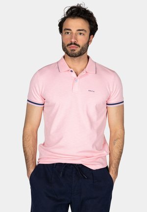 Lichtroze polo shirt met een klassieke kraag, voorzien van marineblauwe accenten op de mouwen en een subtiele merklogo op de borst.