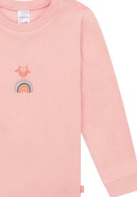 Rosa Langarmshirt aus weichem Stoff mit einem Eulen- und Regenbogendesign in Grau, Orange und Blau. Etikett an der Seite sichtbar.