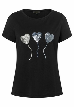 T-shirt noir à manches courtes avec trois ballons en forme de cœur en sequins argentés et bleus sur la poitrine.