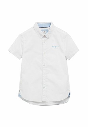 Camisa blanca de manga corta con botones, con un logo bordado en azul claro en el pecho izquierdo y detalle en azul claro en el interior del cuello.